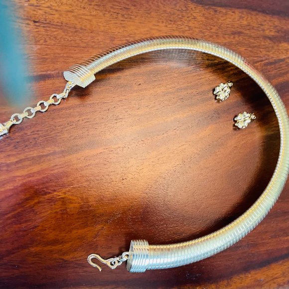 2 ITEMS set of Thick gold tone MONET snake chain & 4 leaf clover earrings - Picture 7 of 7